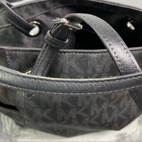 Signature Michael Kors Jetset Tote - Picture 8 of 8